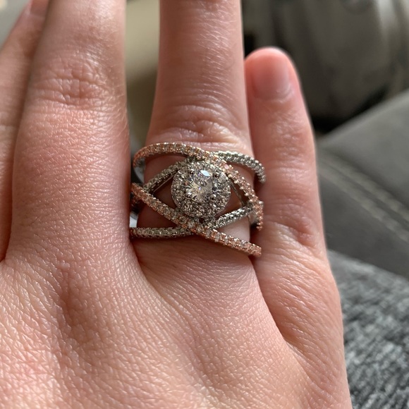 ☀️ Elegant Criss Cross Luxury 925 Silver Ring ☀️ - Picture 4 of 9